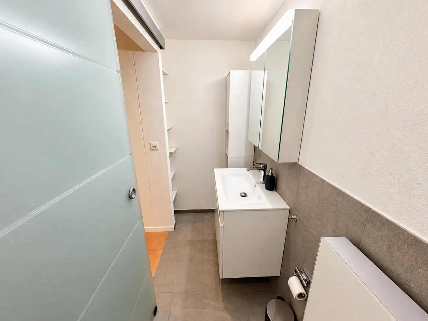 Petit, joli et rénové – 2,5 pièces avec piscine - Photo 6 sur 9