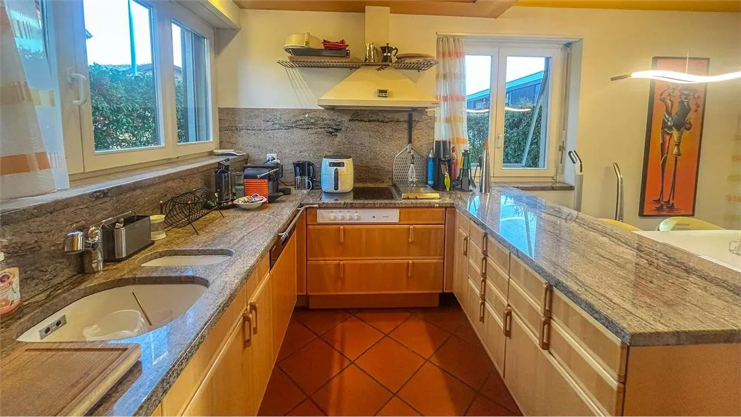 ELEGANT SINGLE VILLA WITH GARDEN IN A STRATEGIC AREA - Photo 5 of 10