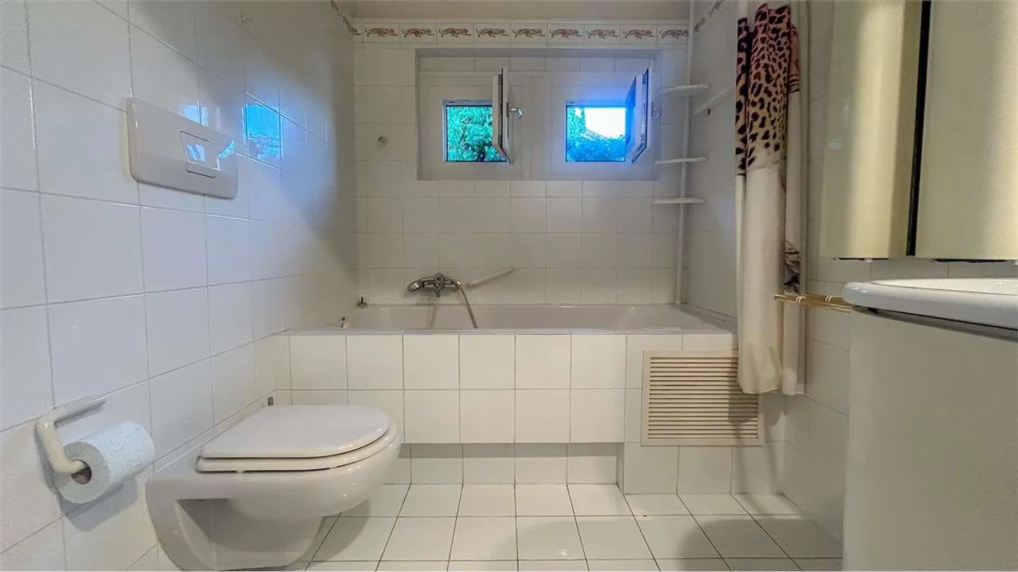 ELEGANT SINGLE VILLA WITH GARDEN IN A STRATEGIC AREA - Photo 8 of 10