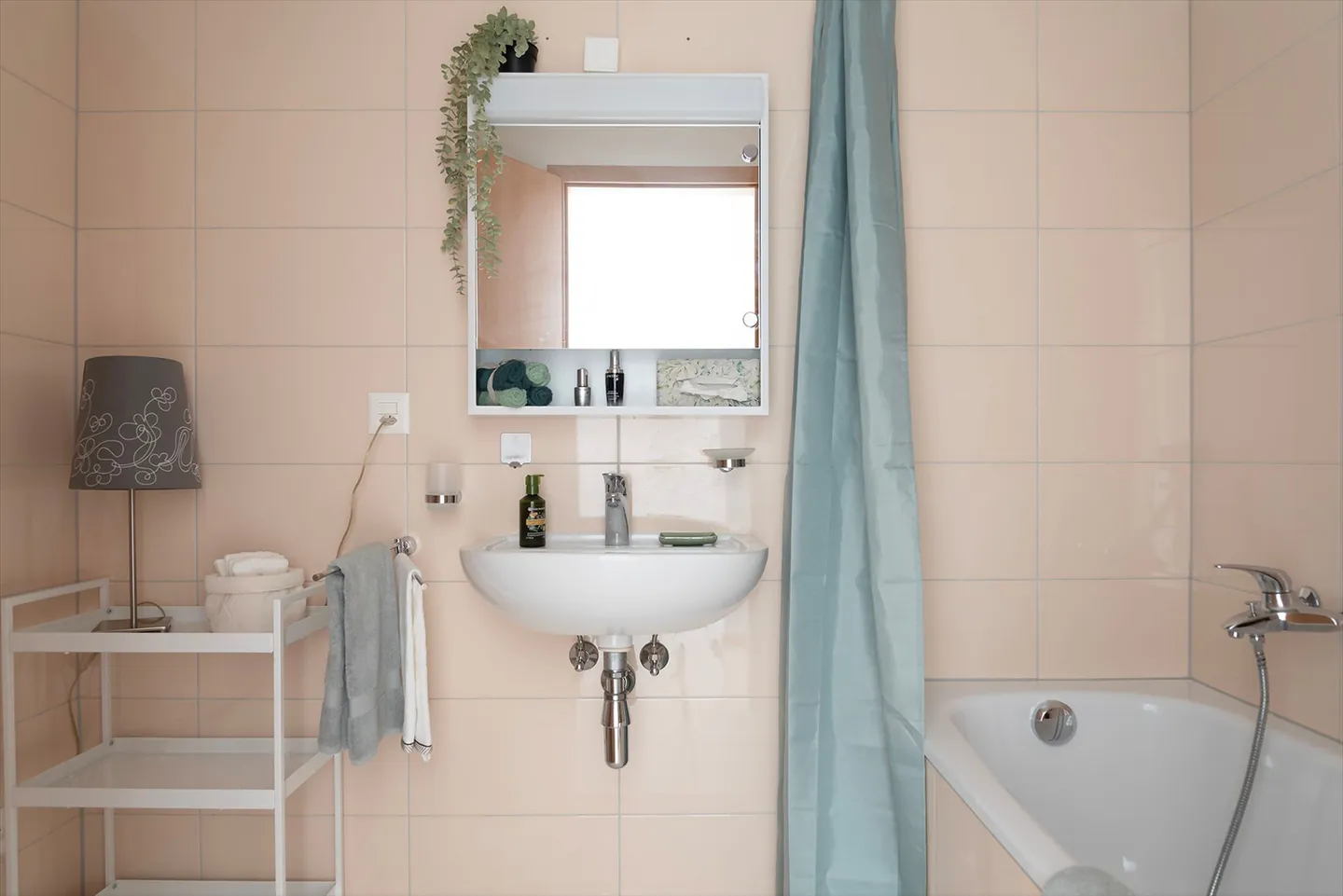 Appartement dans un endroit calme. Les deux premiers mois de stationnement gratuits - Photo 3 sur 8