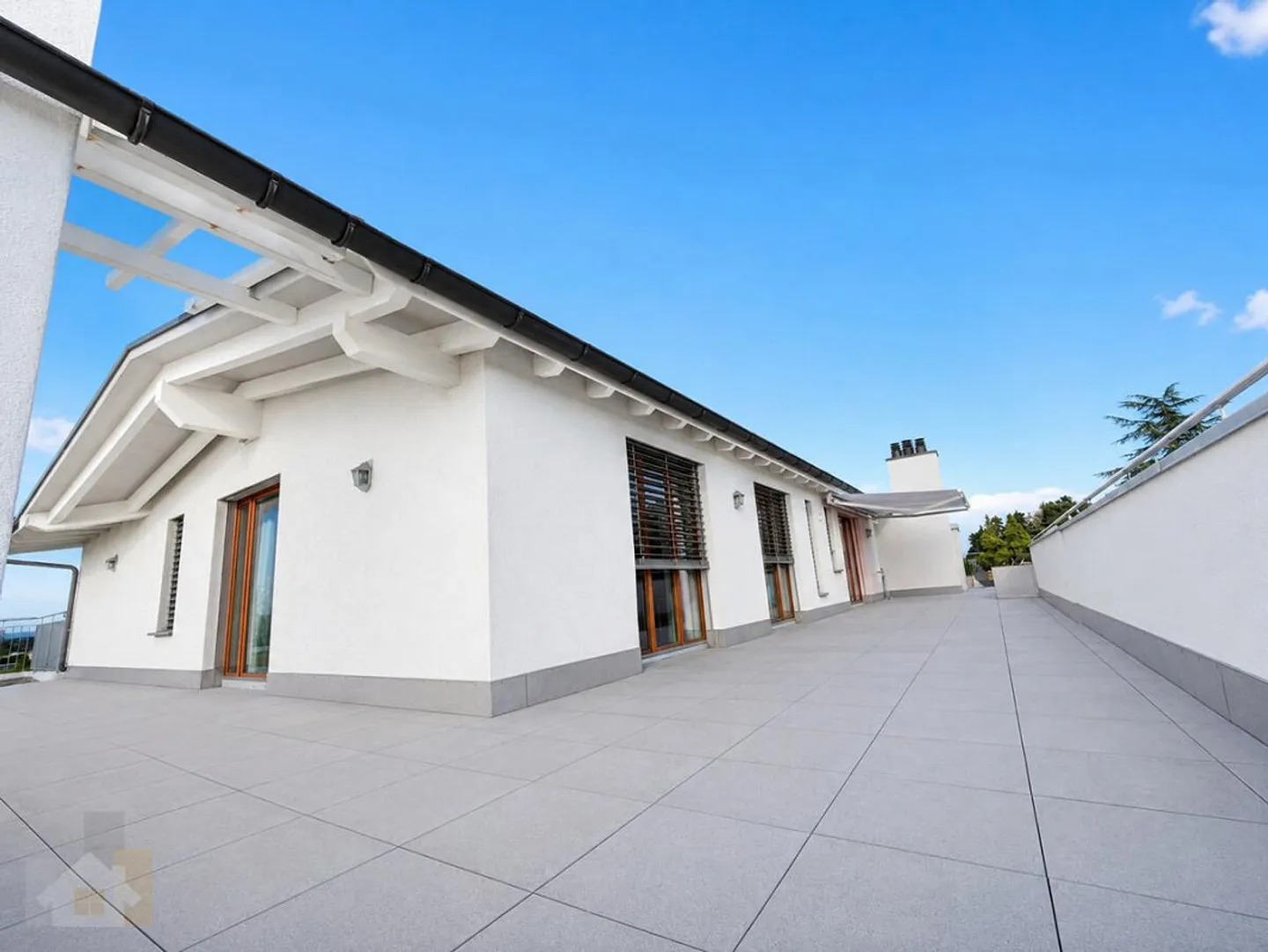 Penthouse apartment with 230 m2 terrace, private lift and lake view - Photo 13 of 15