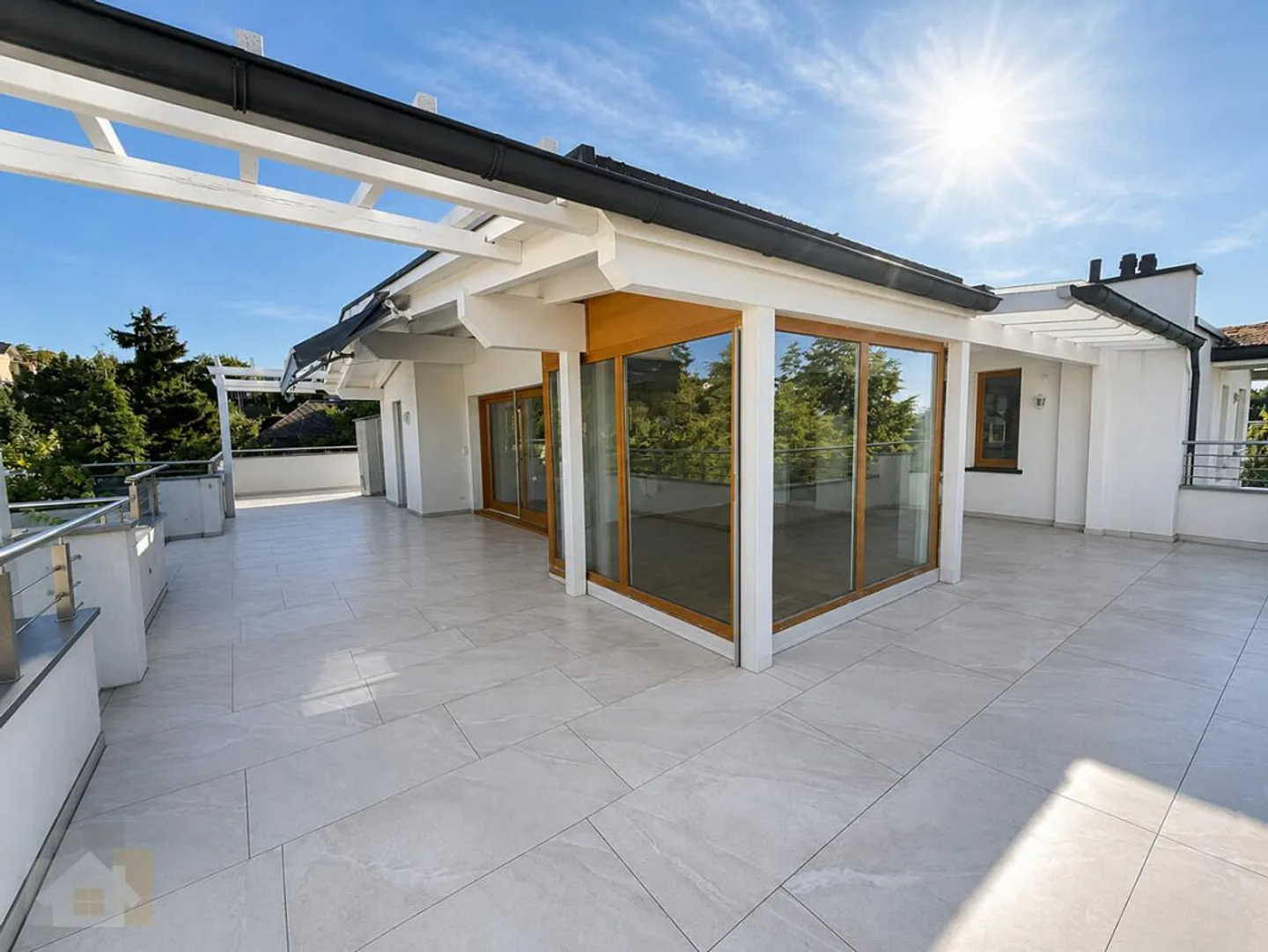 Penthouse apartment with 230 m2 terrace, private lift and lake view - Photo 14 of 15