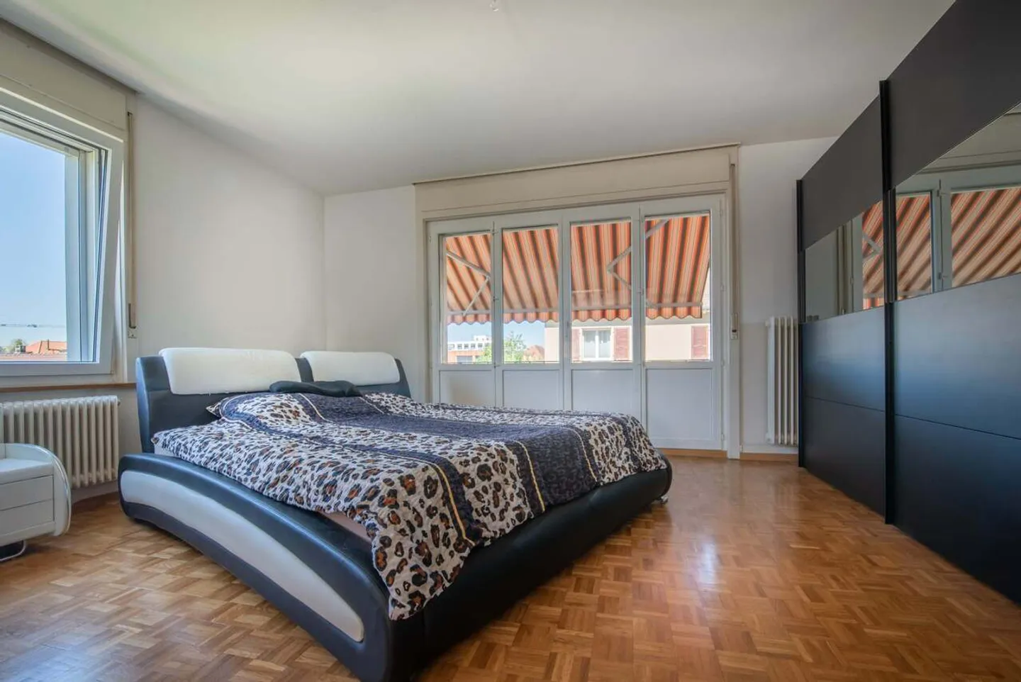 4,5 parfaitement situé, avec vue sur le quartier, avec balcon et vue - Photo 2 sur 4