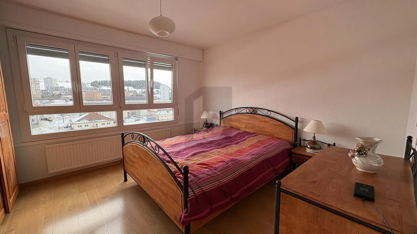 Appartement spacieux rénové - Photo 5 sur 6