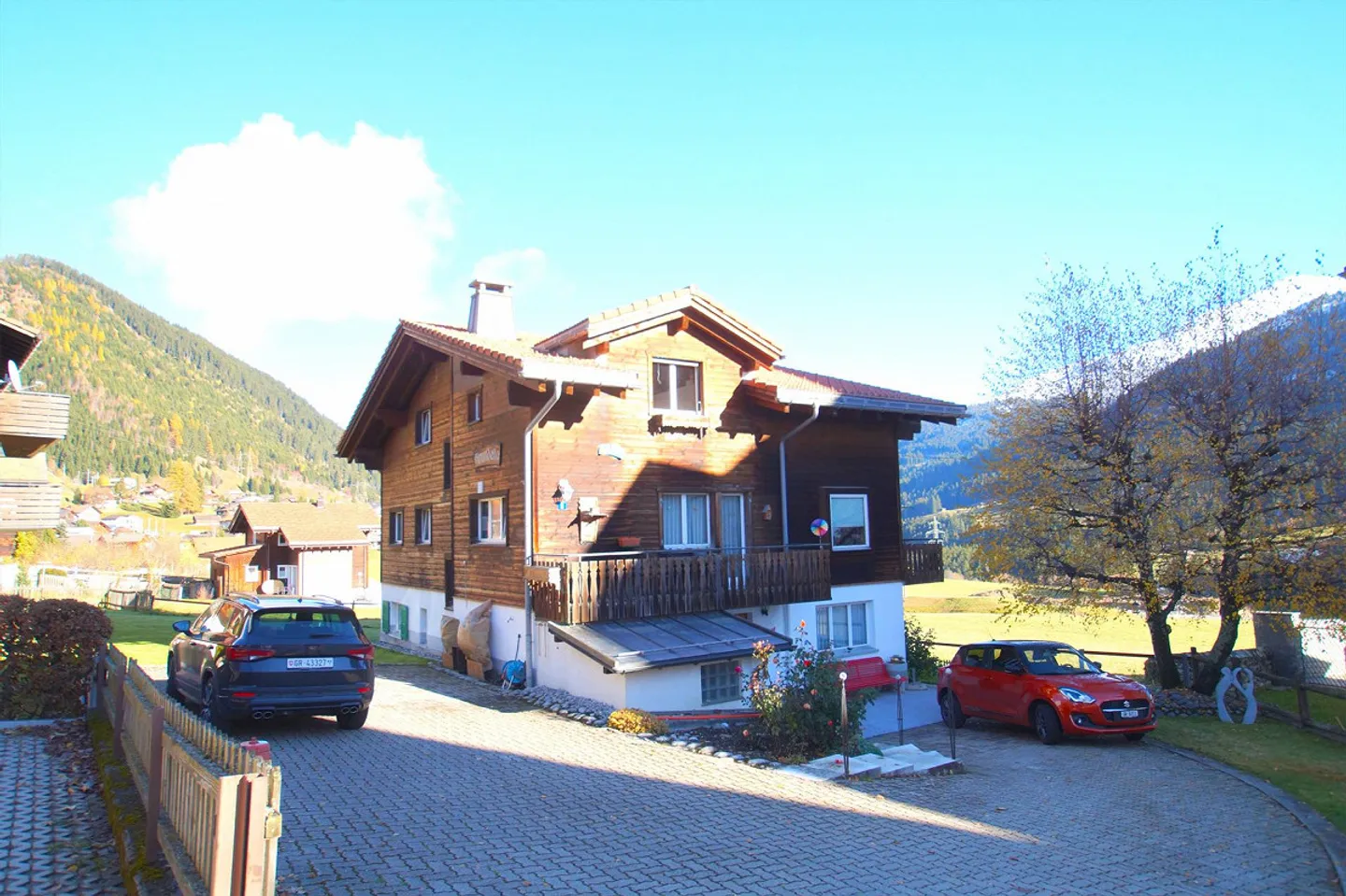 Dreifamilienhaus mit grossem Umschwung in Sedrun - Foto 3 von 21