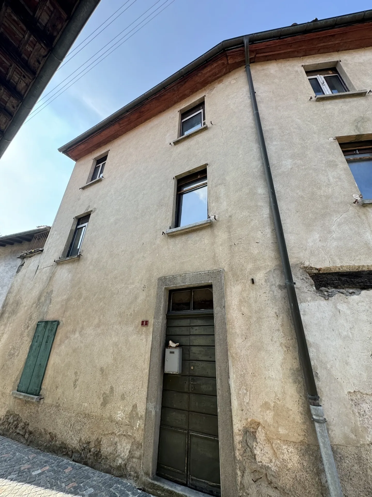 Rustic for Sale to Renovate in Tresa: 10 Rooms with Infinite Potential - Photo 1 of 4