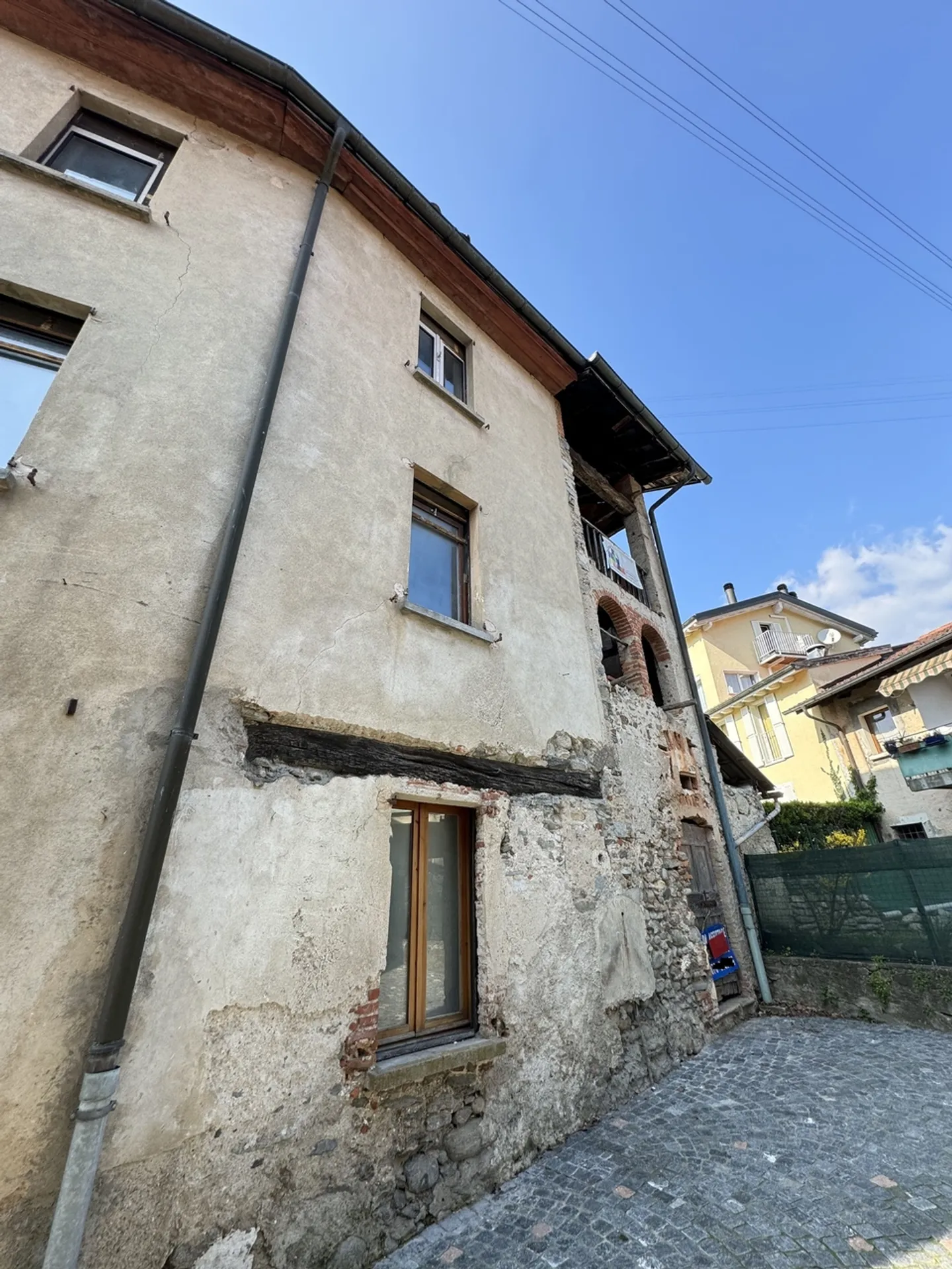 Rustic for Sale to Renovate in Tresa: 10 Rooms with Infinite Potential - Photo 2 of 4