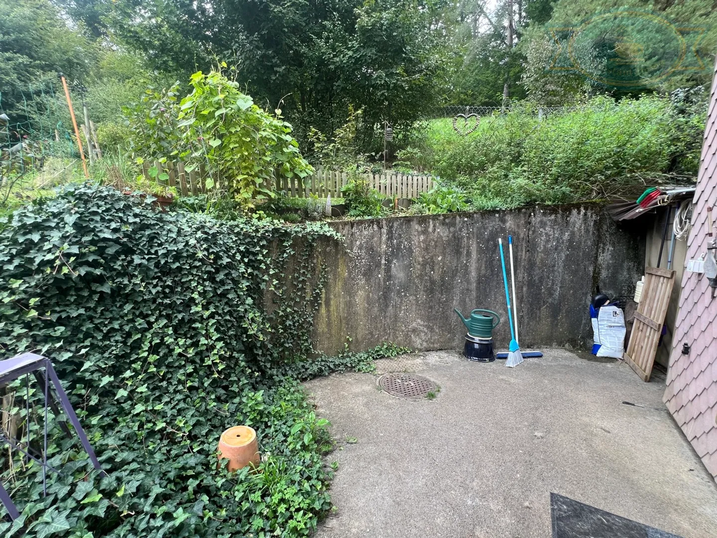 Ertragsgebäude mit 3 Wohnungen und einer Grünfläche von 1.400 m2 - Foto 6 von 13
