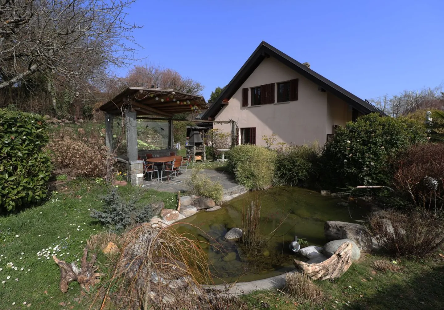 Scopri assolutamente! Incantevole villa ristrutturata su un bellissimo terreno, tranquilla e con vista panoramica sul lago e sulle Alpi. - Foto 6 di 8