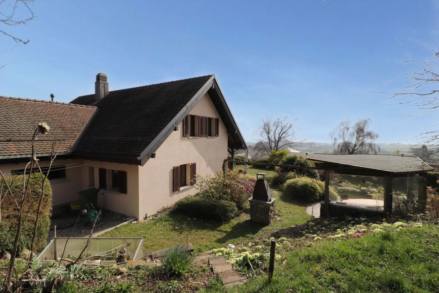 Scopri assolutamente! Incantevole villa ristrutturata su un bellissimo terreno, tranquilla e con vista panoramica sul lago e sulle Alpi. - Foto 7 di 8