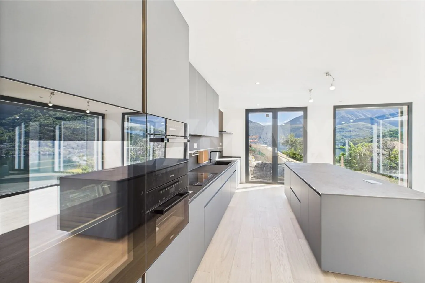 Charming Villa with a Magnificent Lake View - Photo 4 of 13