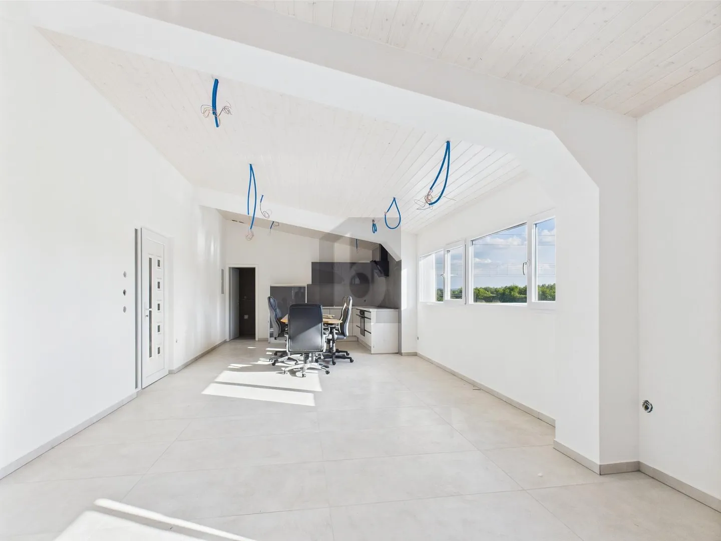 MODERN, CENTRAL & BRIGHT - Photo 2 of 3