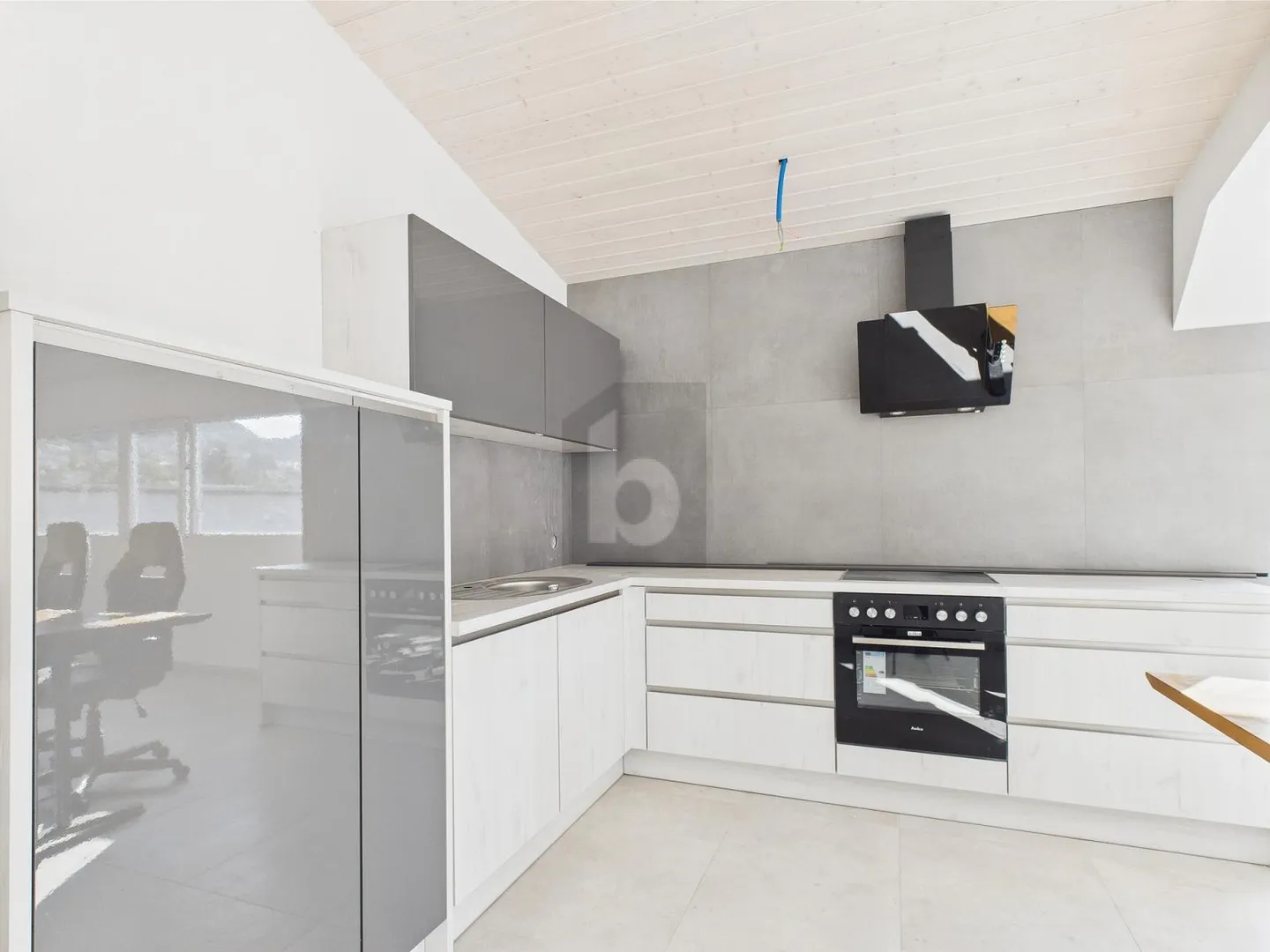 MODERN, CENTRAL & BRIGHT - Photo 3 of 3