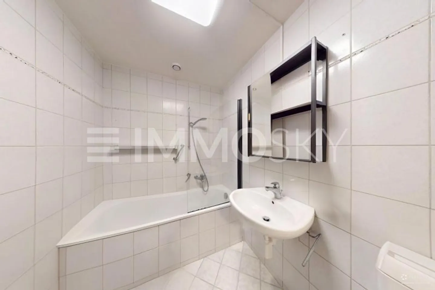 Spacious 2.5-room apartment 15 min from Locle - Photo 7 of 8