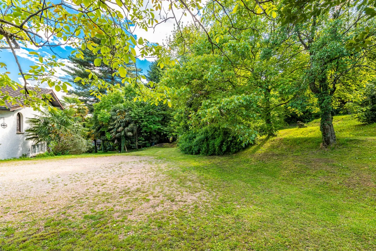 Large building plot in residential area - Photo 2 of 4