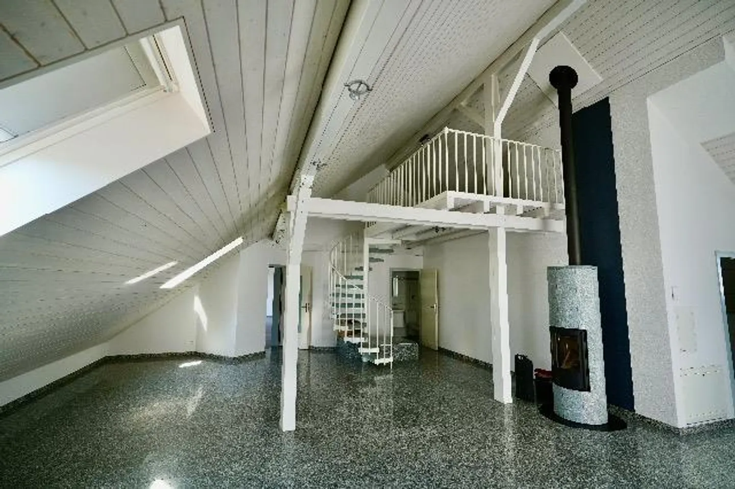 3.5 to 4-room penthouse apartment in the heart of Amriswil - Photo 3 of 11