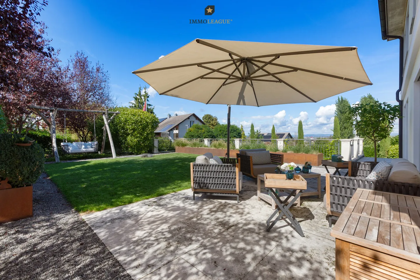 Grandiose luxury villa with pool and lake view - Photo 5 of 16