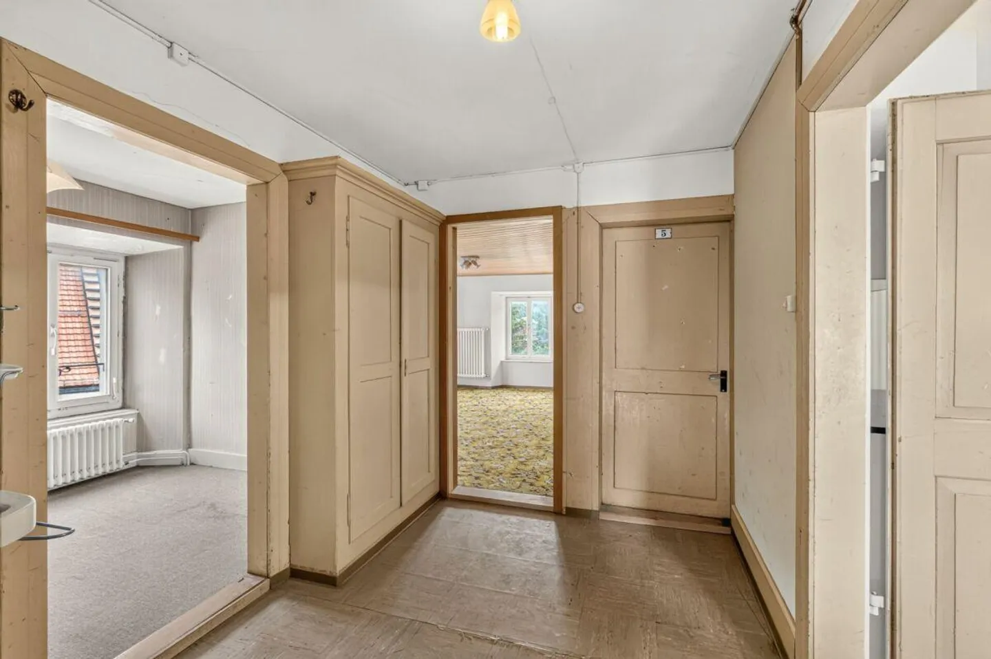 The Space Miracle in Taminatal: 9-Room House with Great Potential - Photo 5 of 26