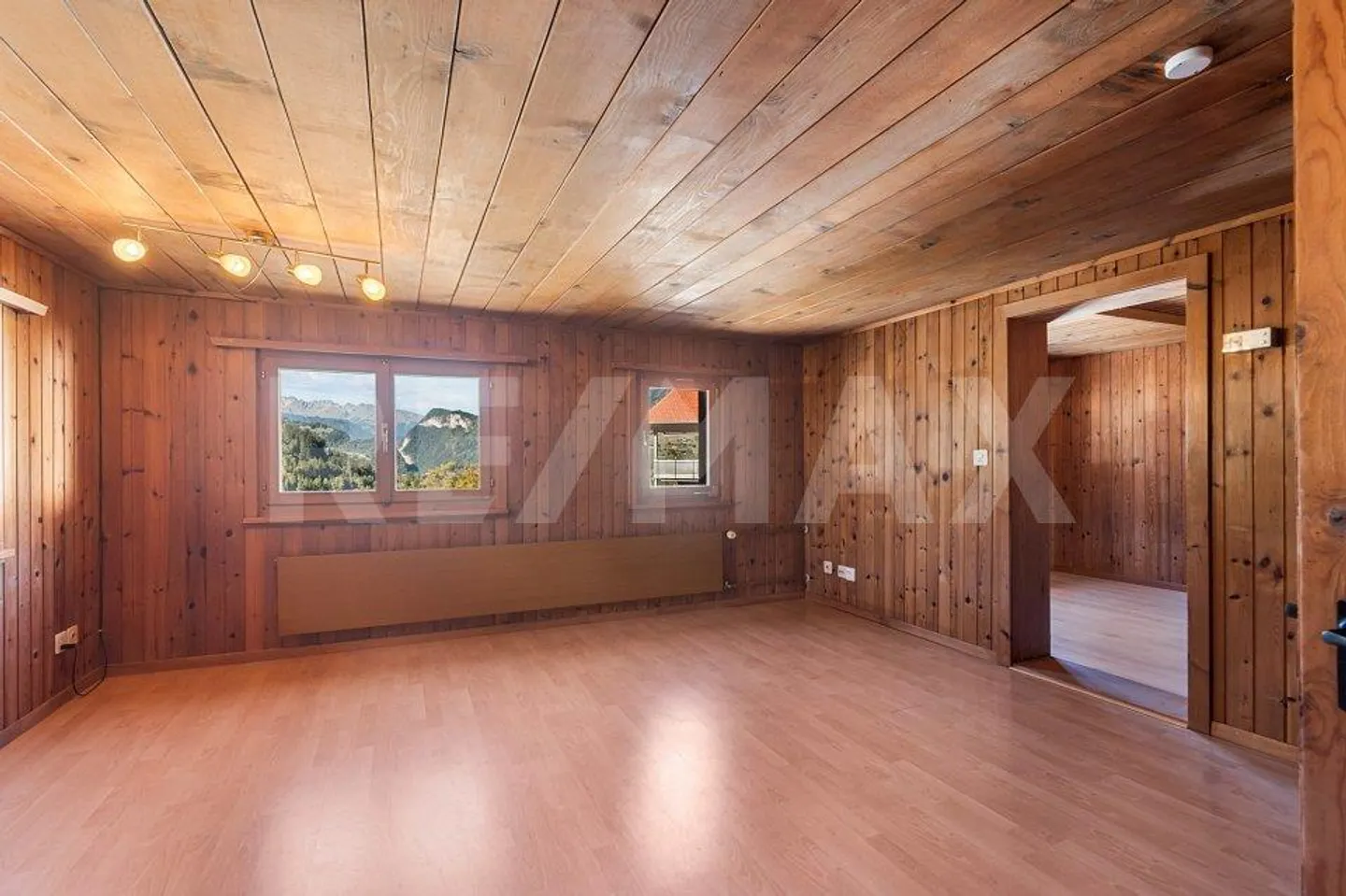 Single-family house with barn extension and development potential - Photo 3 of 13