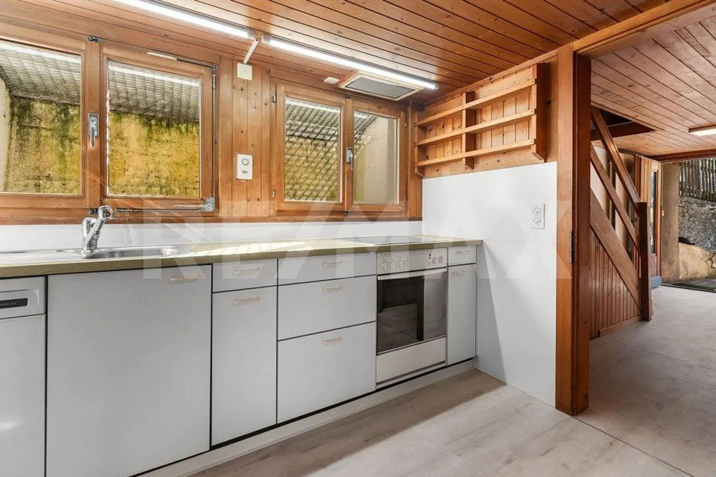 Single-family house with barn extension and development potential - Photo 4 of 13