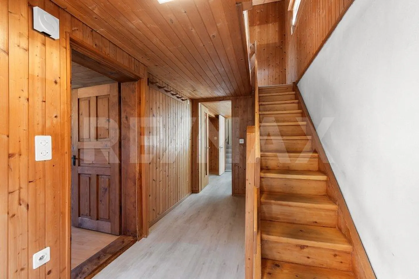 Single-family house with barn extension and development potential - Photo 7 of 13