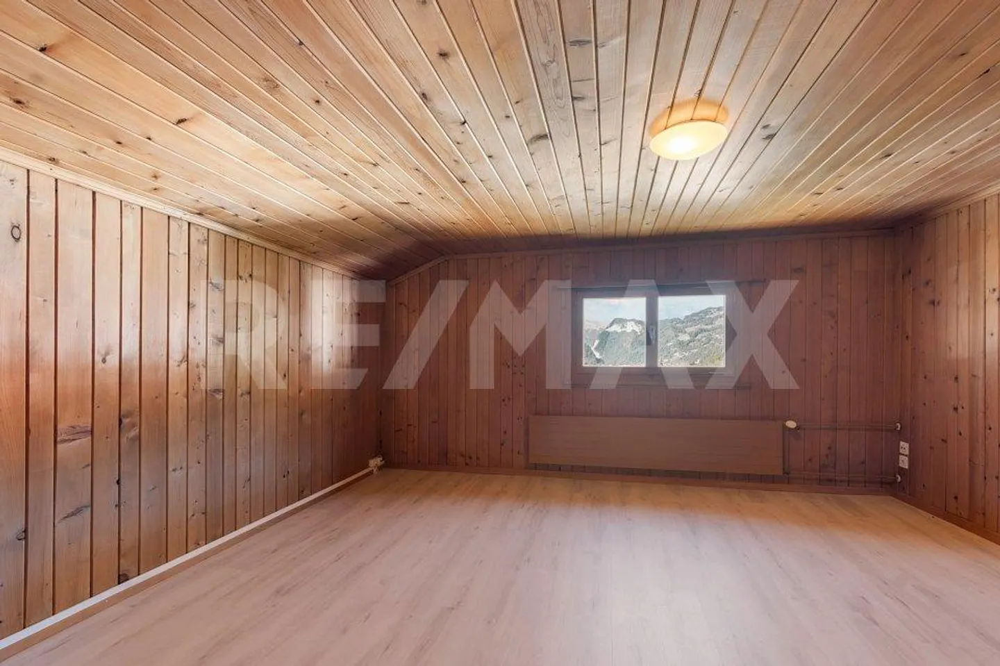 Single-family house with barn extension and development potential - Photo 8 of 13