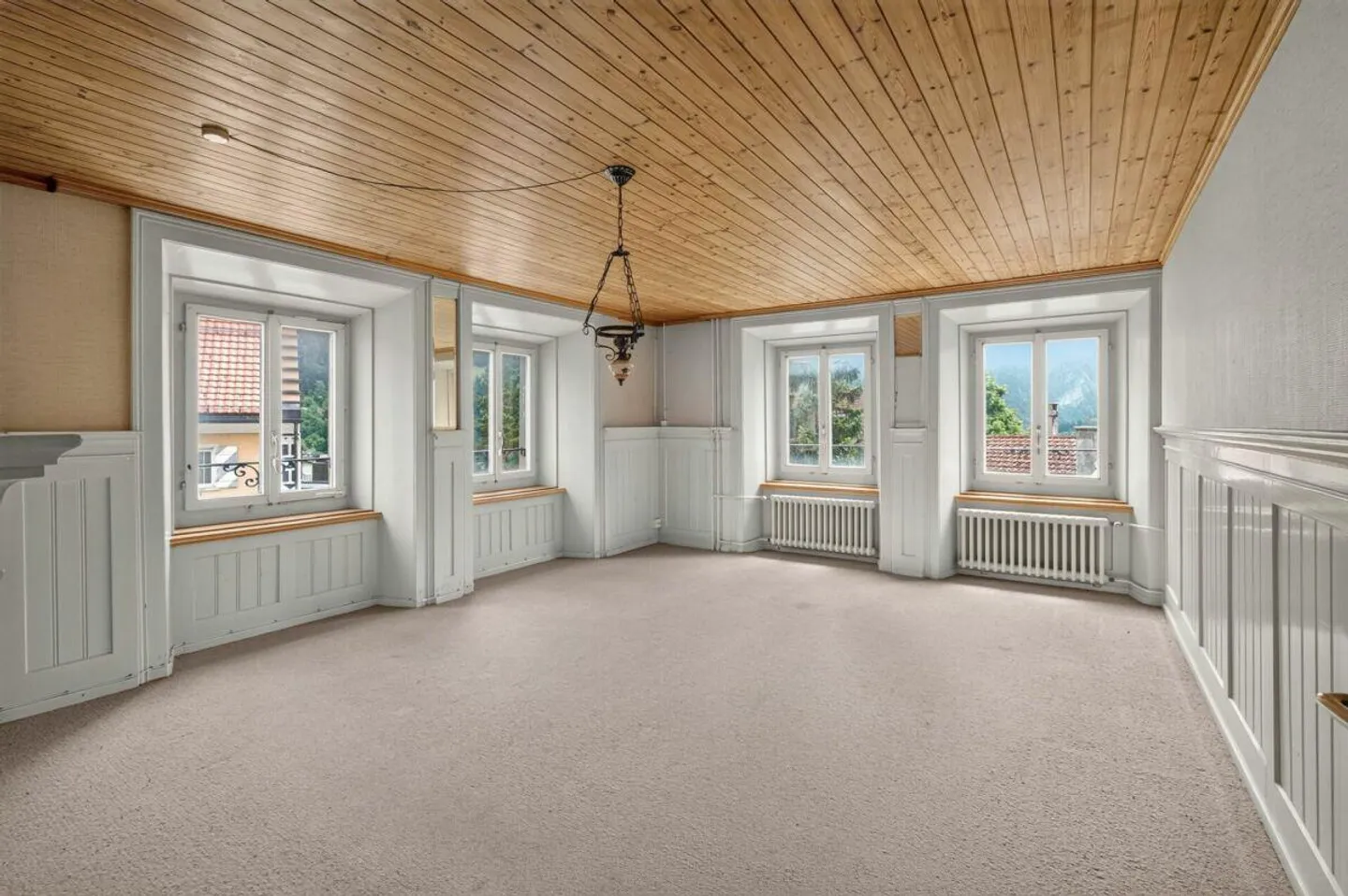 The Space Miracle in Taminatal: 9-Room House with Great Potential - Photo 9 of 26