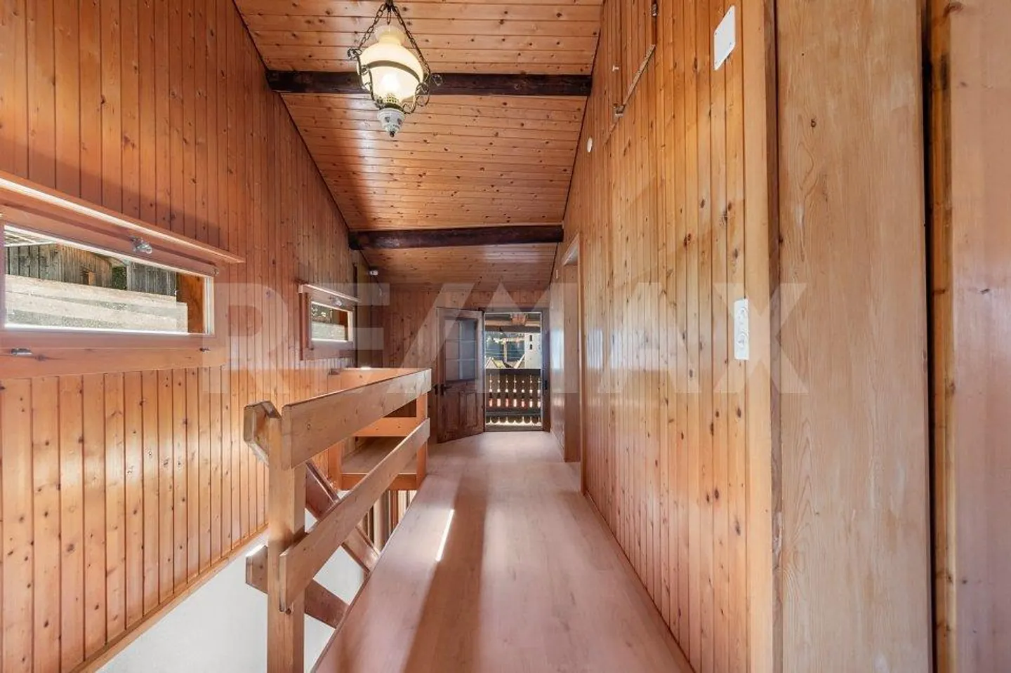 Single-family house with barn extension and development potential - Photo 10 of 13