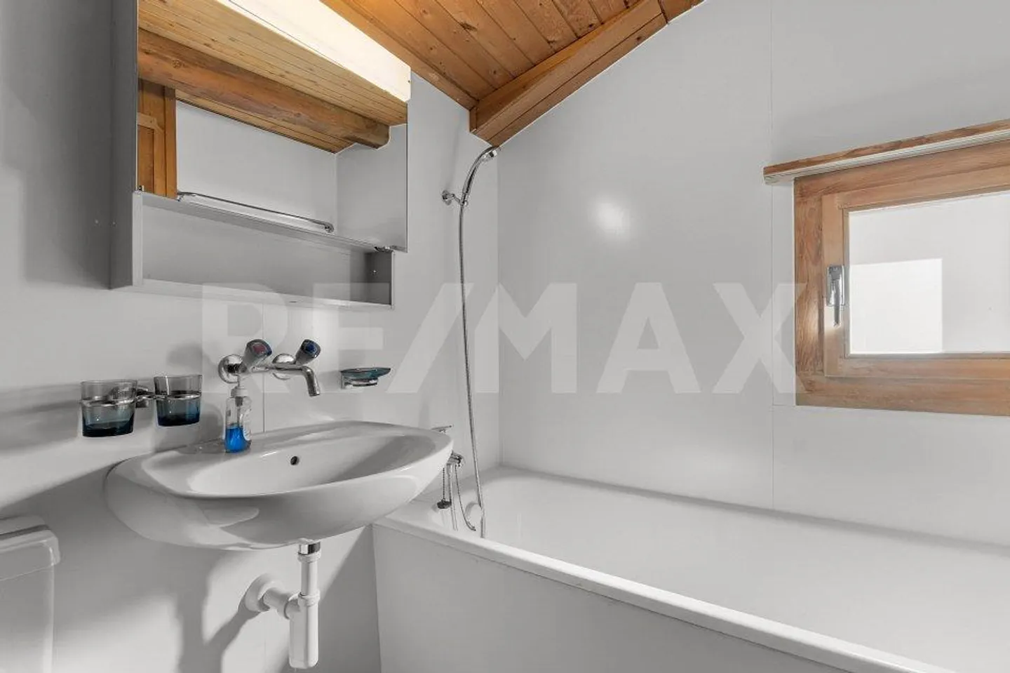 Single-family house with barn extension and development potential - Photo 12 of 13