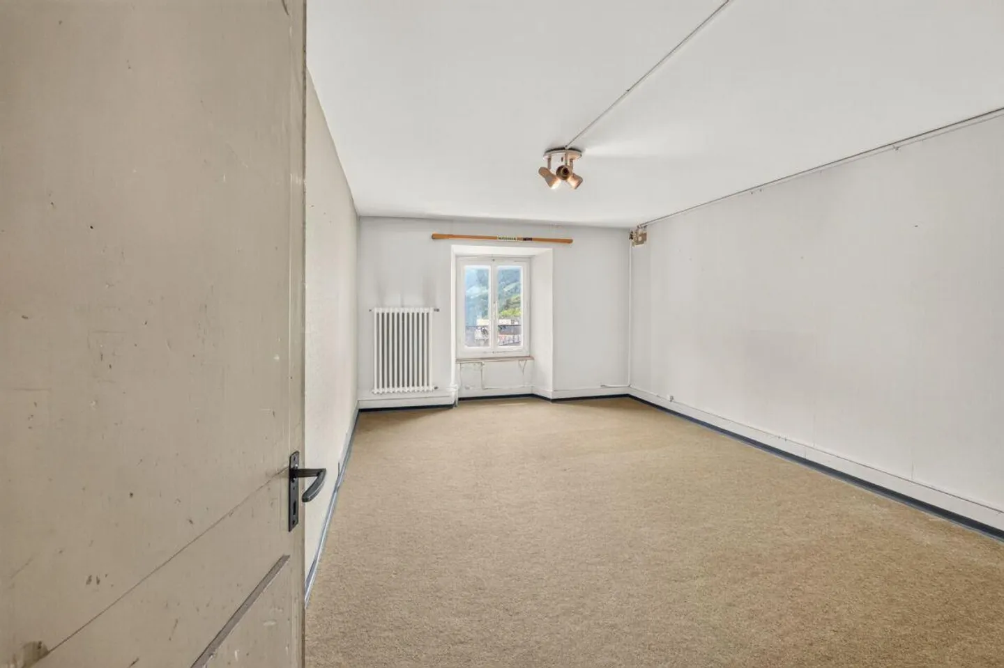 The Space Miracle in Taminatal: 9-Room House with Great Potential - Photo 12 of 26