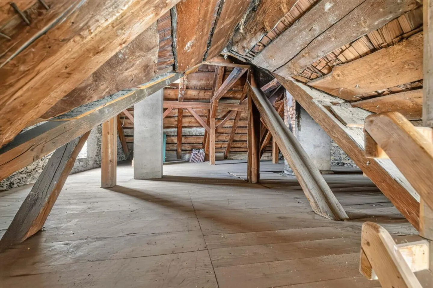 The Space Miracle in Taminatal: 9-Room House with Great Potential - Photo 19 of 26