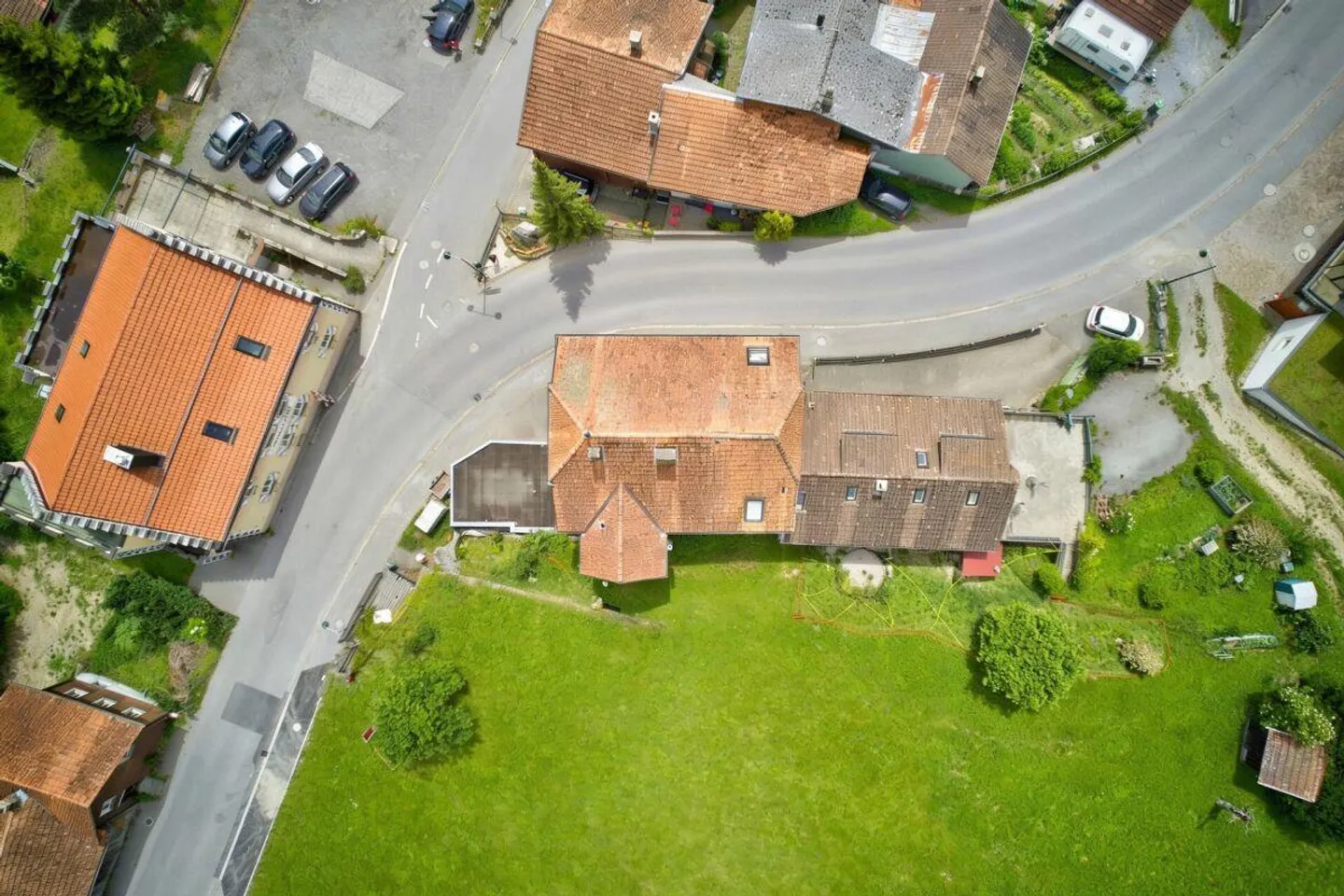 The Space Miracle in Taminatal: 9-Room House with Great Potential - Photo 23 of 26