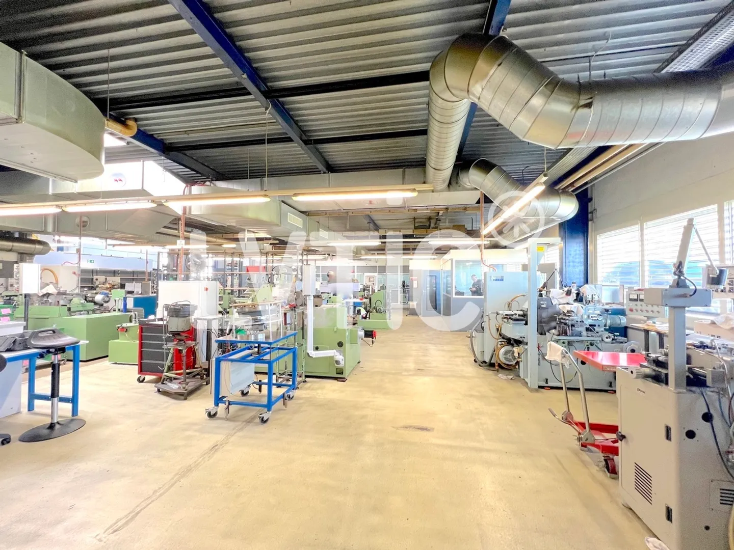 Halle industrielle & bureaux - Photo 5 sur 11