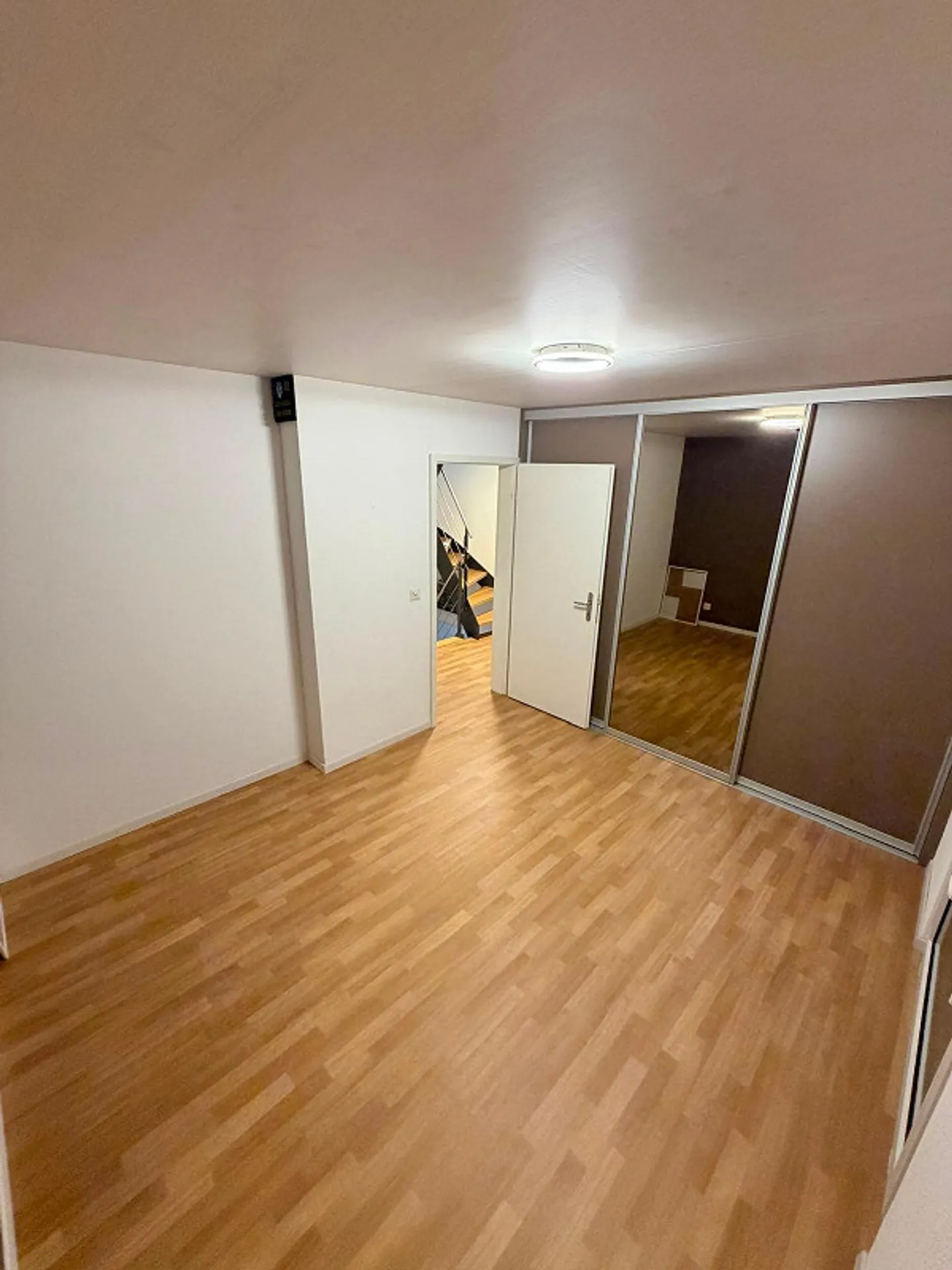 6 Room House for Rent - Photo 8 of 12