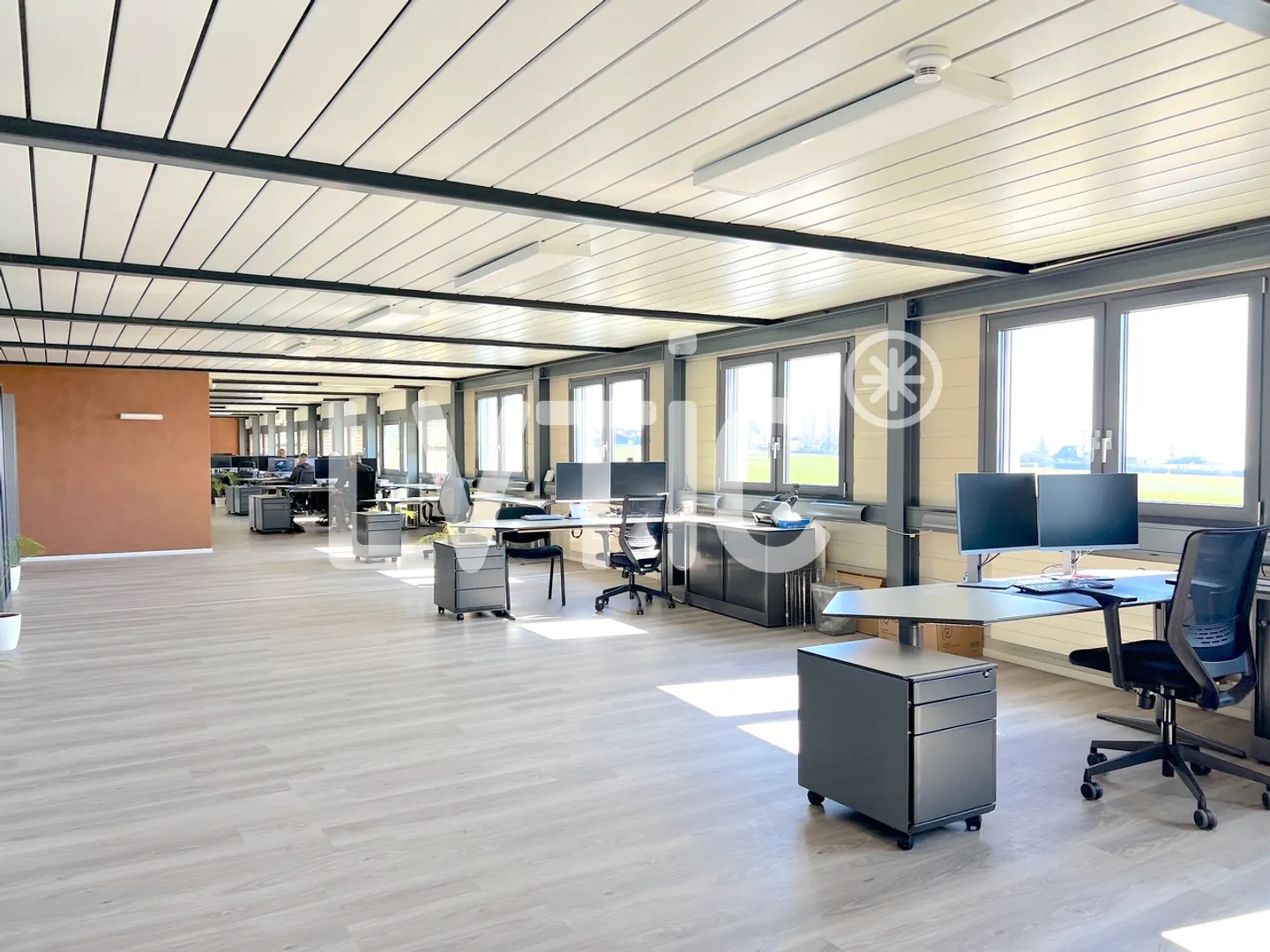 Halle industrielle & bureaux - Photo 7 sur 11