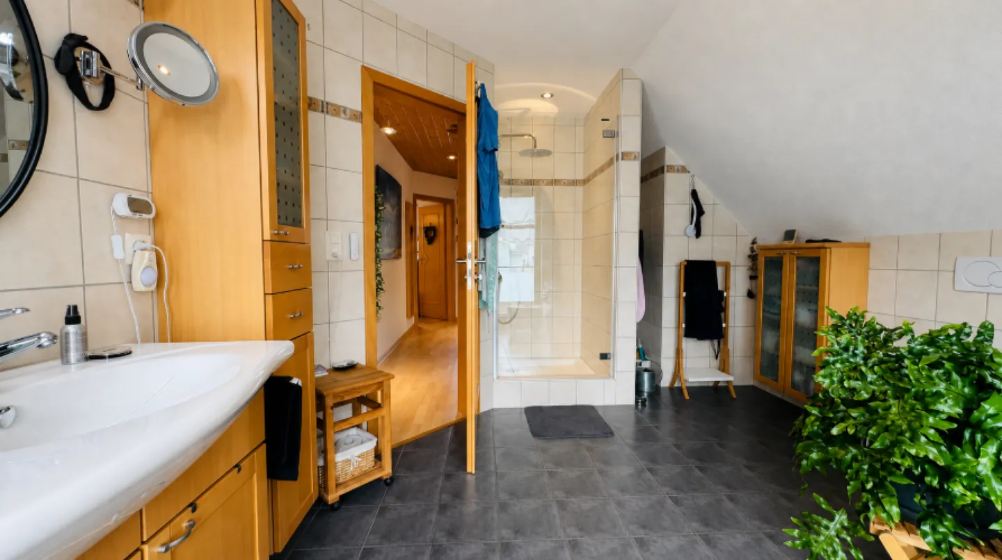 Charmantes Einfamilienhaus mit Garten - Foto 3 von 16