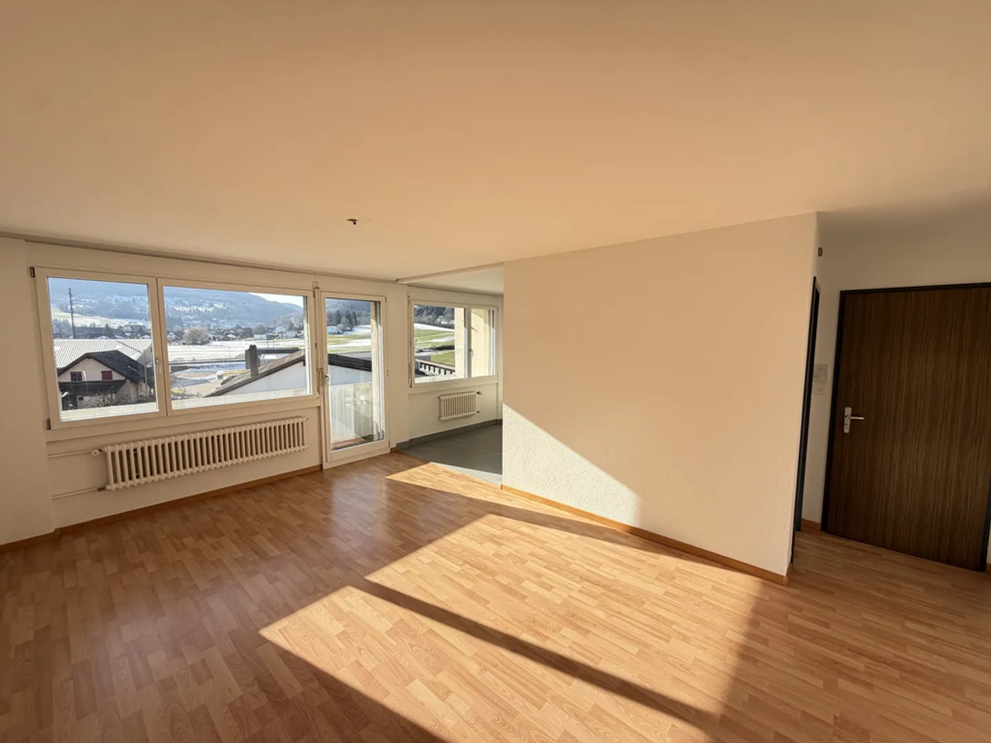 Helle Wohnung mit Balkon mit Blick auf die Landschaft - Foto 3 von 11