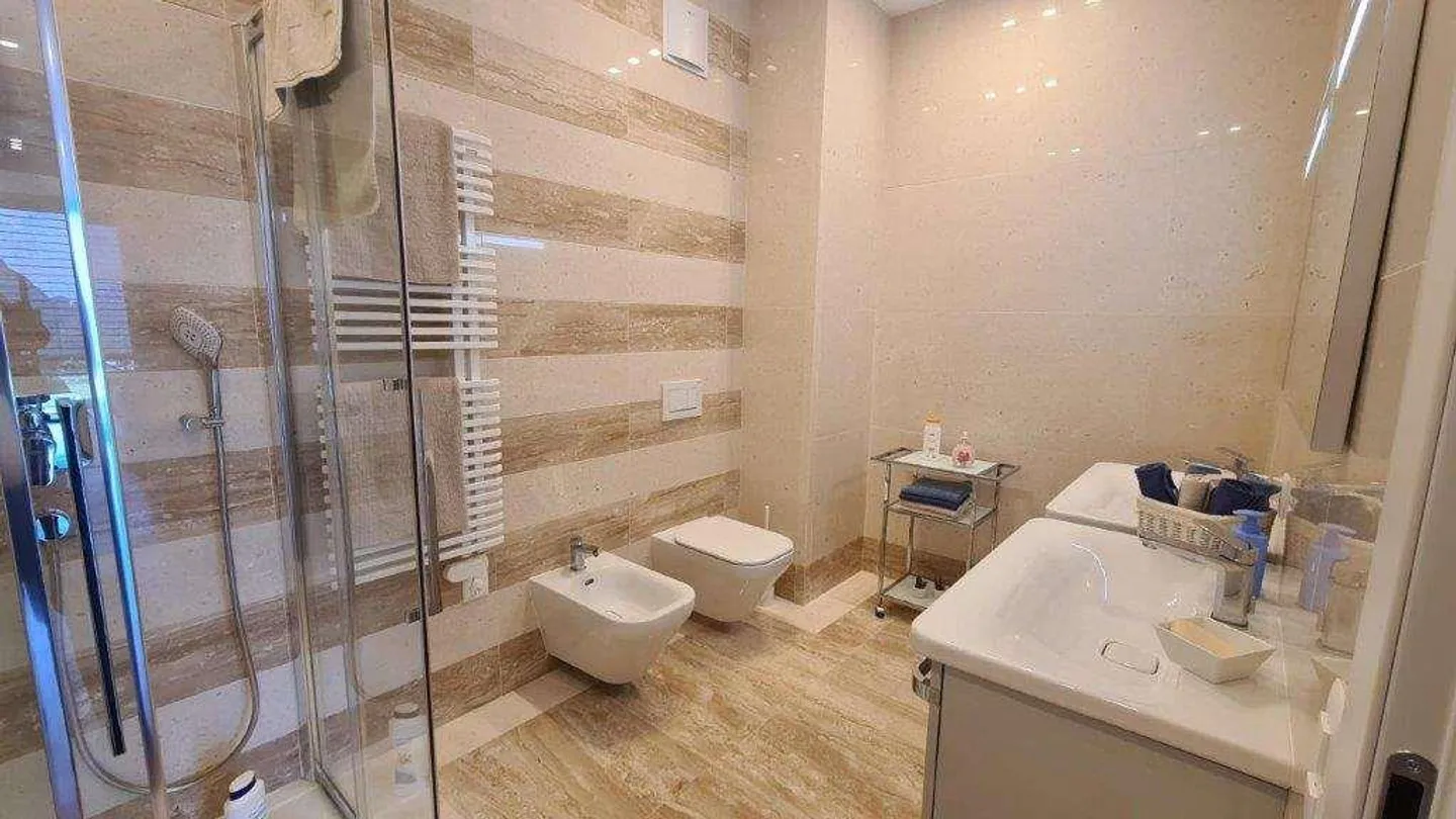 BISSONE : APPARTEMENT PRESTIGIEUX 4.5 PIÈCES AVEC VUE SUR LE LAC ET JARDIN - Photo 12 sur 13