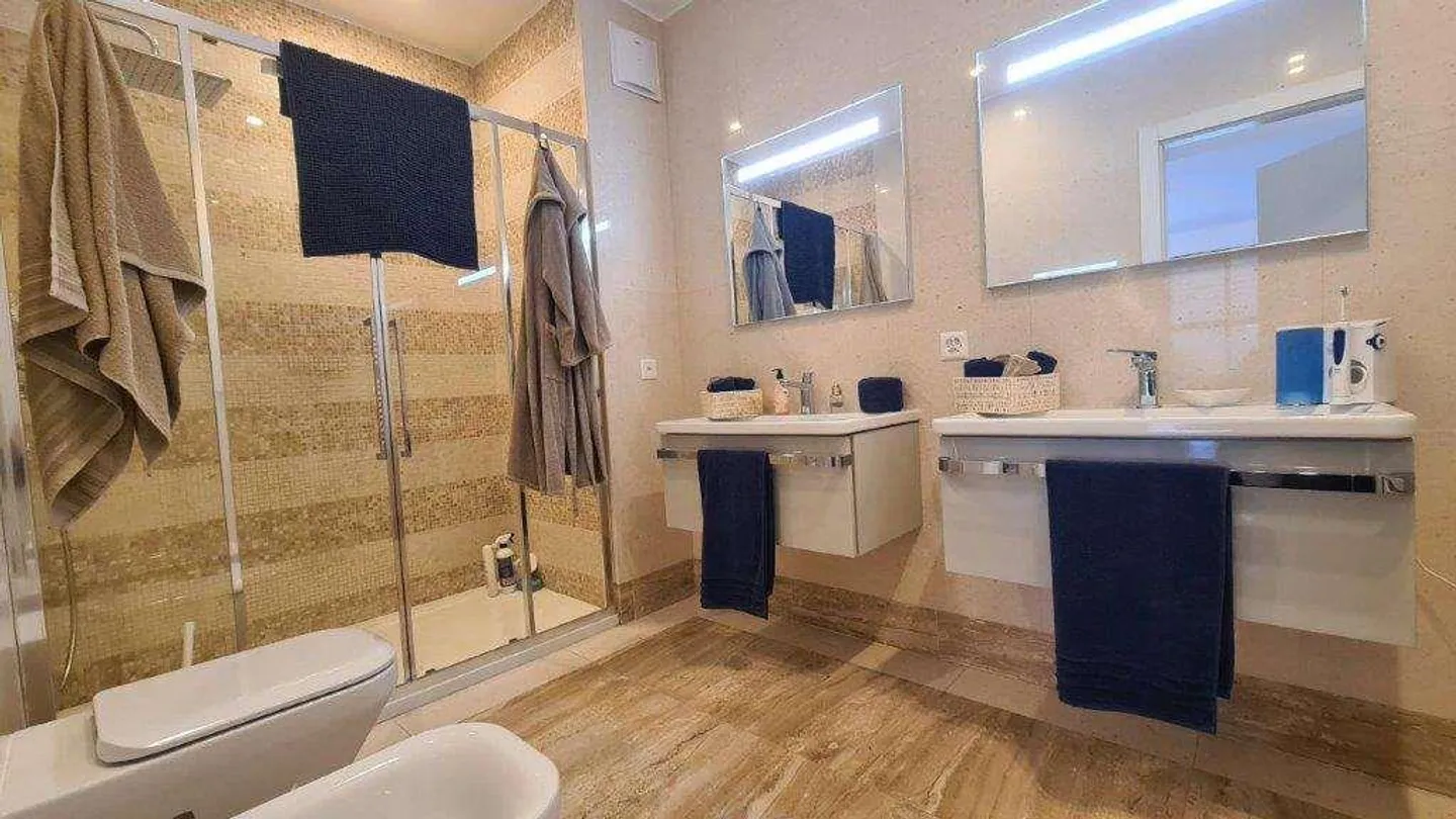 BISSONE : APPARTEMENT PRESTIGIEUX 4.5 PIÈCES AVEC VUE SUR LE LAC ET JARDIN - Photo 13 sur 13