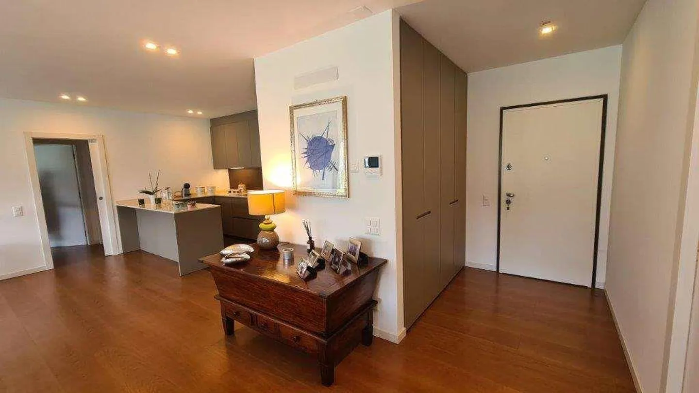 BISSONE : APPARTEMENT PRESTIGIEUX 4.5 PIÈCES AVEC VUE SUR LE LAC ET JARDIN - Photo 9 sur 13