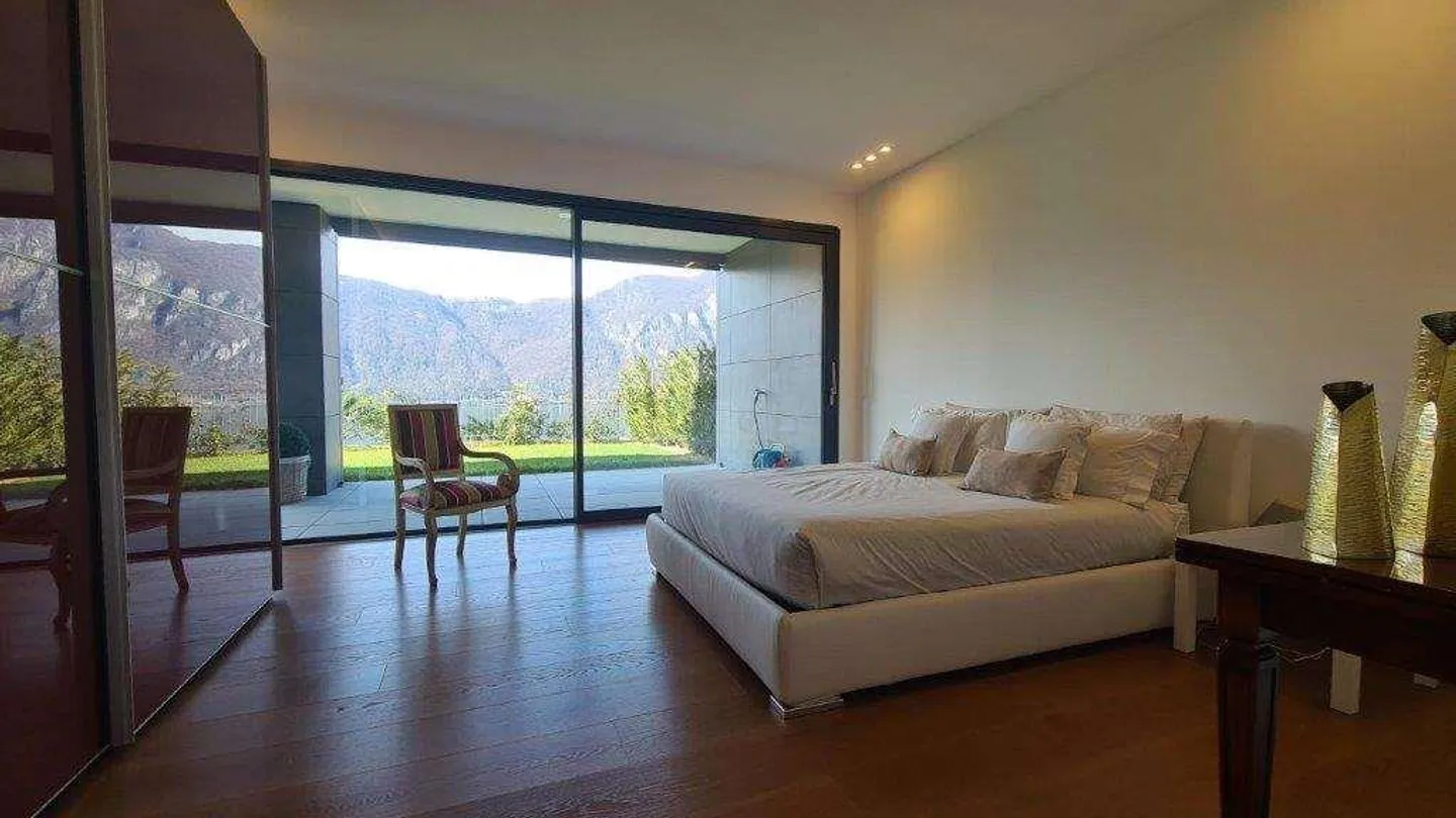 BISSONE : APPARTEMENT PRESTIGIEUX 4.5 PIÈCES AVEC VUE SUR LE LAC ET JARDIN - Photo 10 sur 13