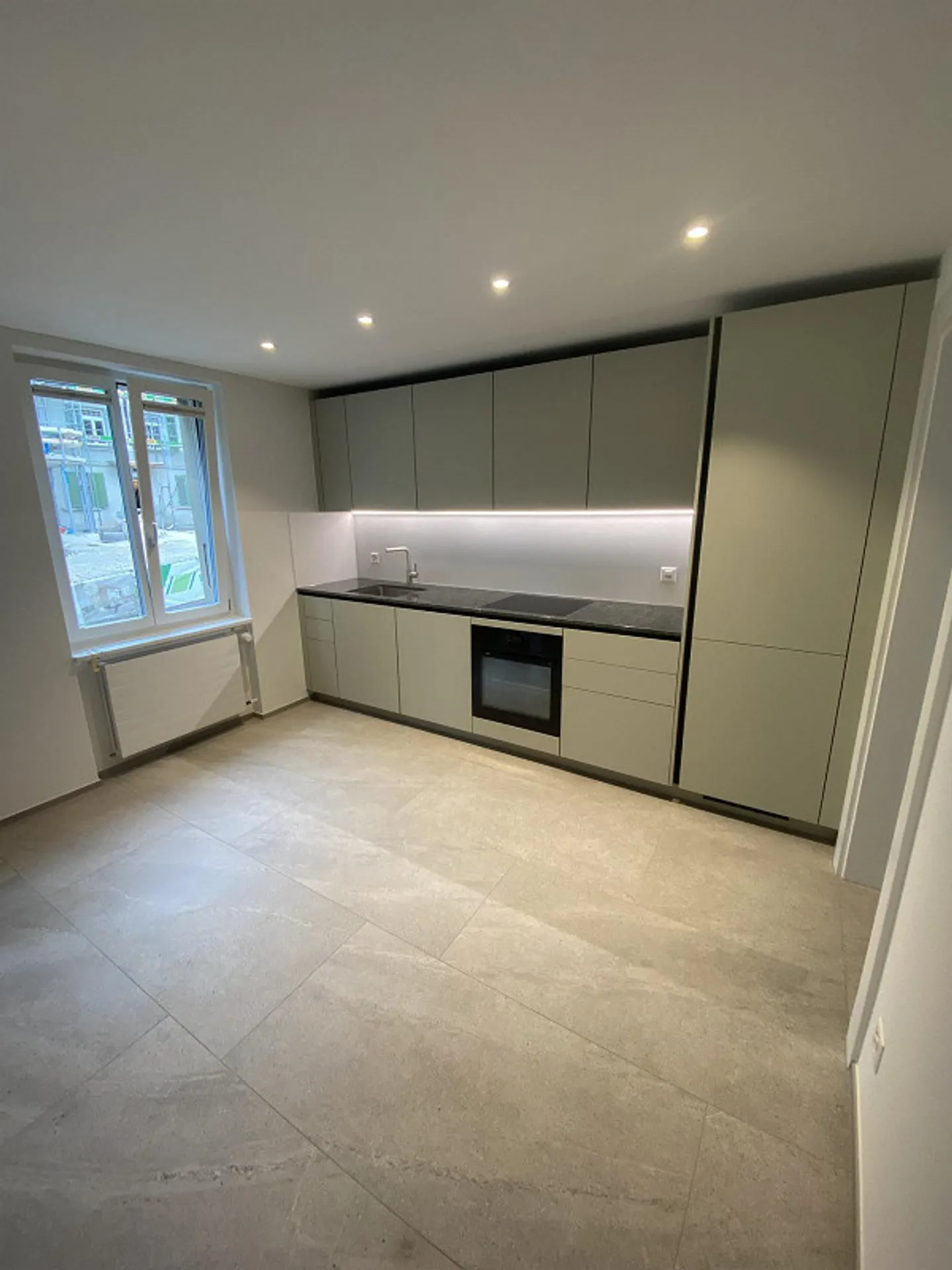 Beautiful, newly renovated 4-room apartment - Photo 2 of 4