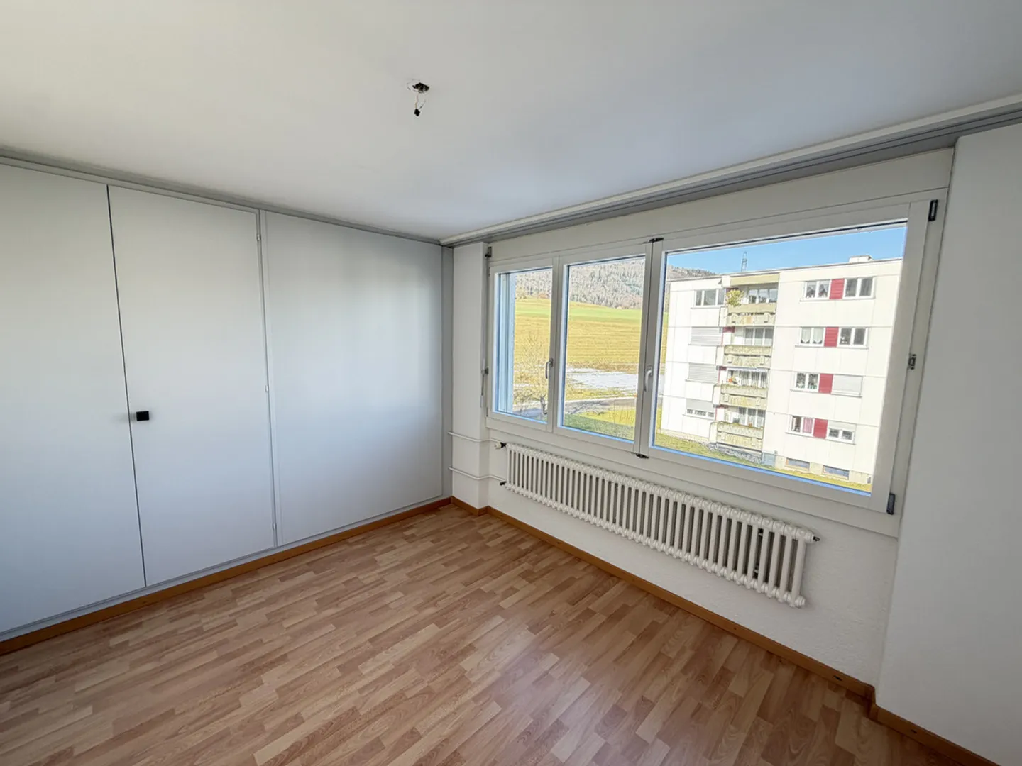 Helle Wohnung mit Balkon mit Blick auf die Landschaft - Foto 9 von 11