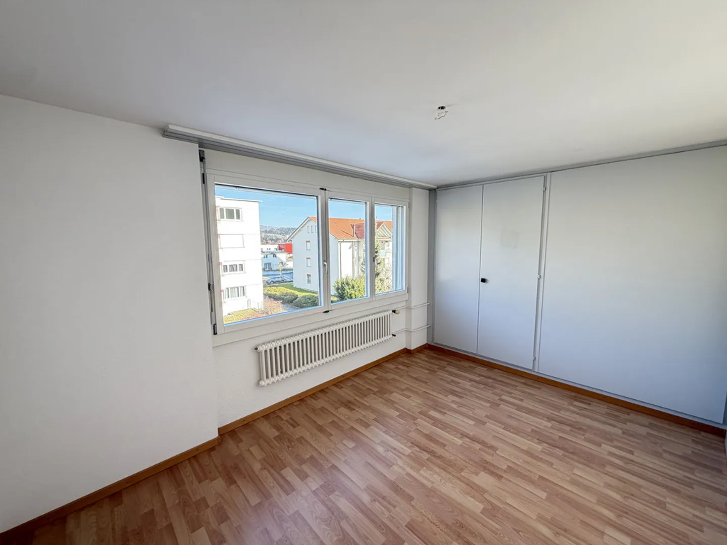 Helle Wohnung mit Balkon mit Blick auf die Landschaft - Foto 10 von 11