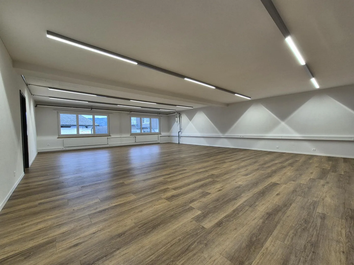 Bureau et entrepôt - Photo 2 sur 6