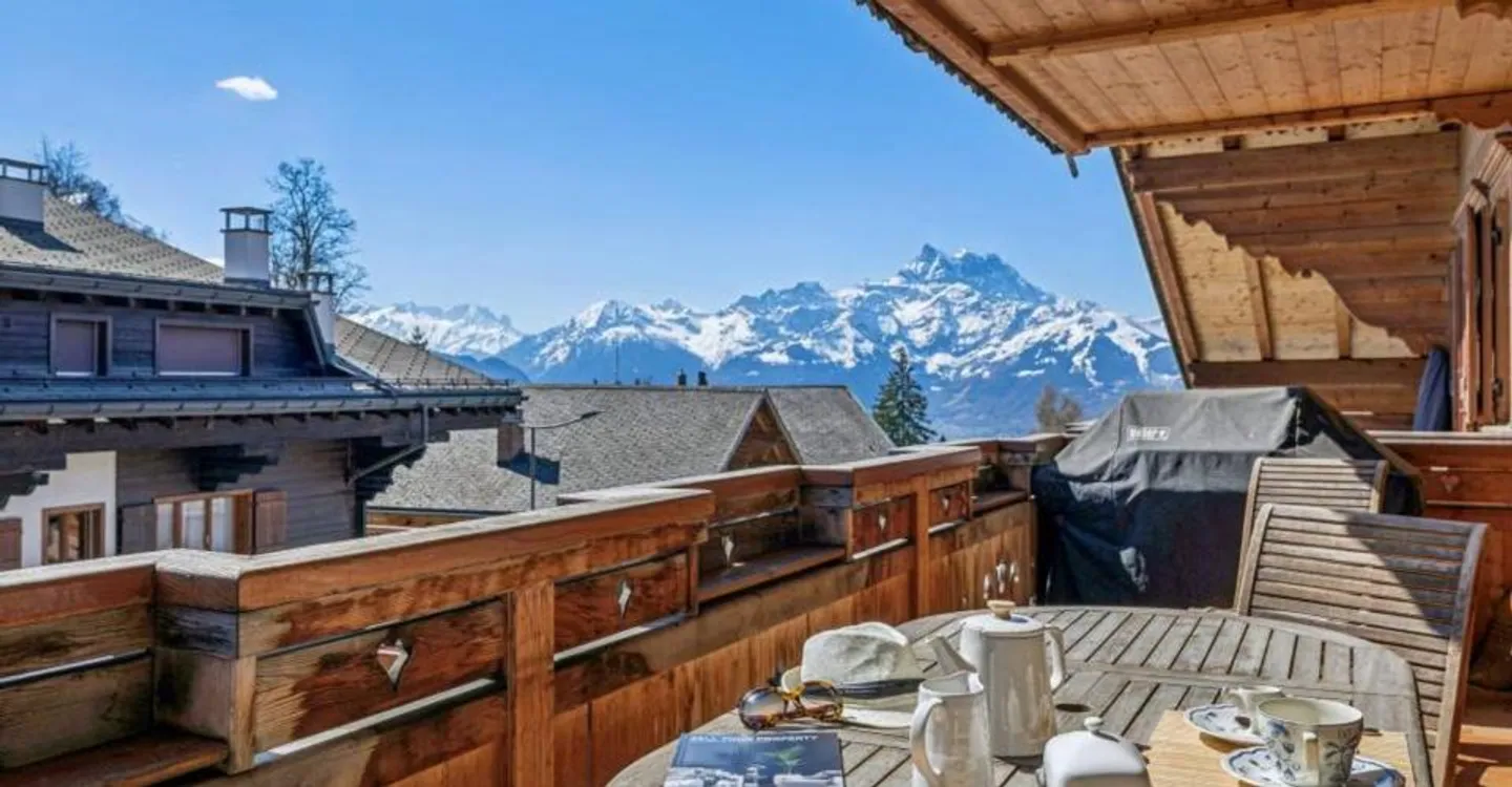 Villars, privileged location 3.5p with charm, large balcony, beautiful - Photo 1 of 13