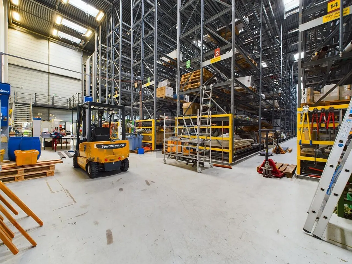 HIGH RACK WAREHOUSE IN AN IDEAL LOCATION - Photo 1 of 6