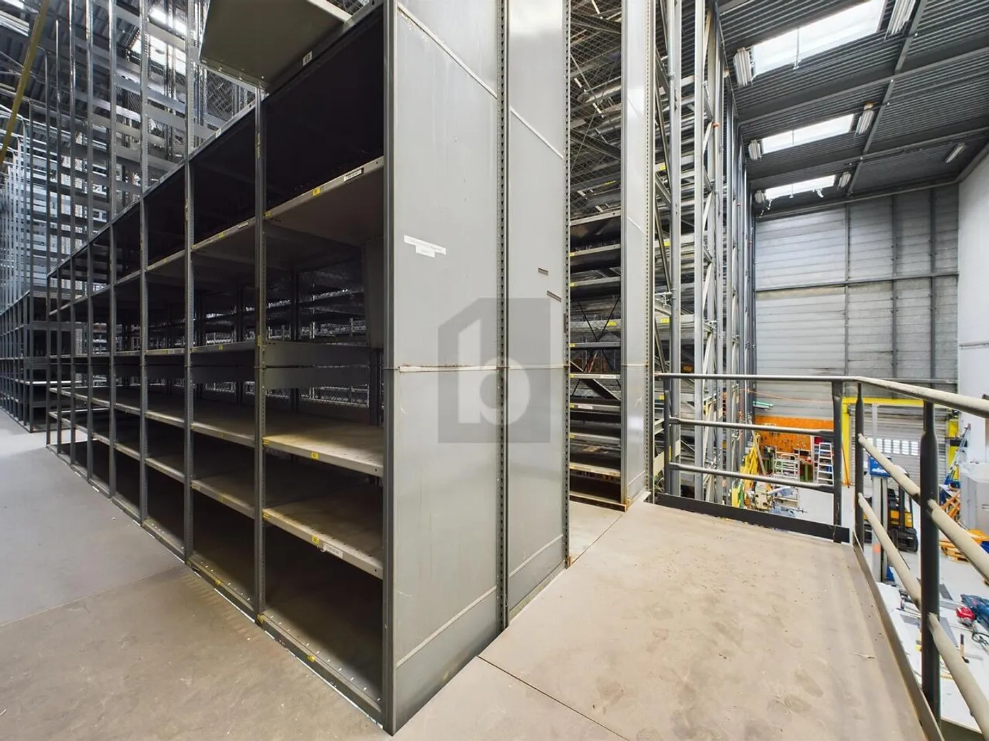 HIGH RACK WAREHOUSE IN AN IDEAL LOCATION - Photo 4 of 6