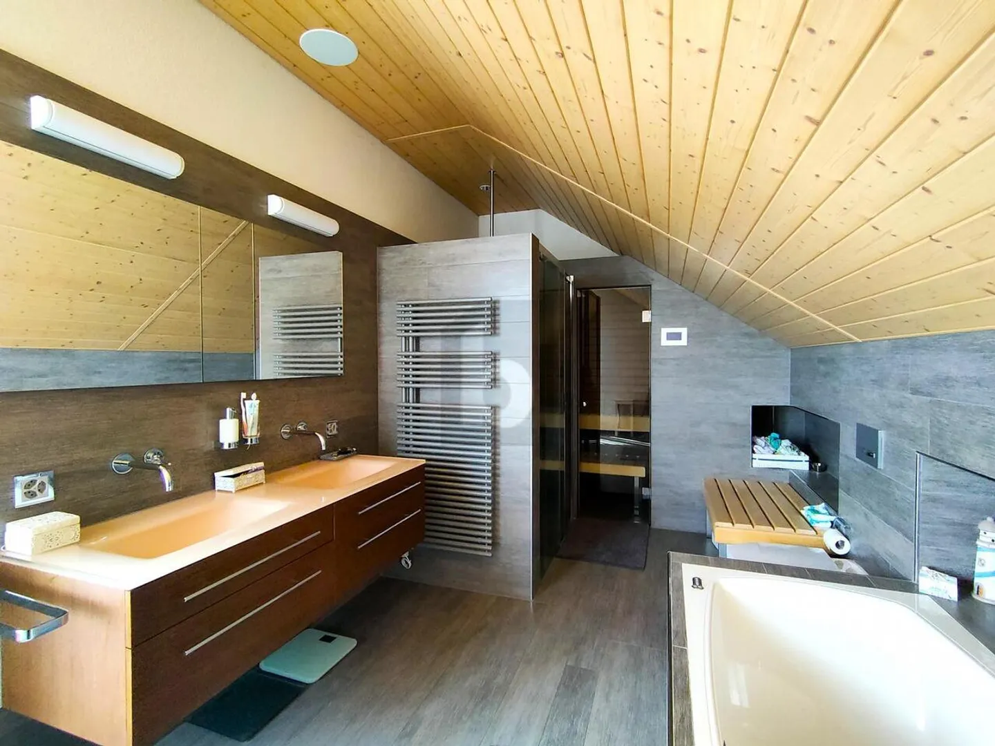 HIGH COMFORT, FAR VIEW, GARAGE FOR SIX CARS - Photo 5 of 6