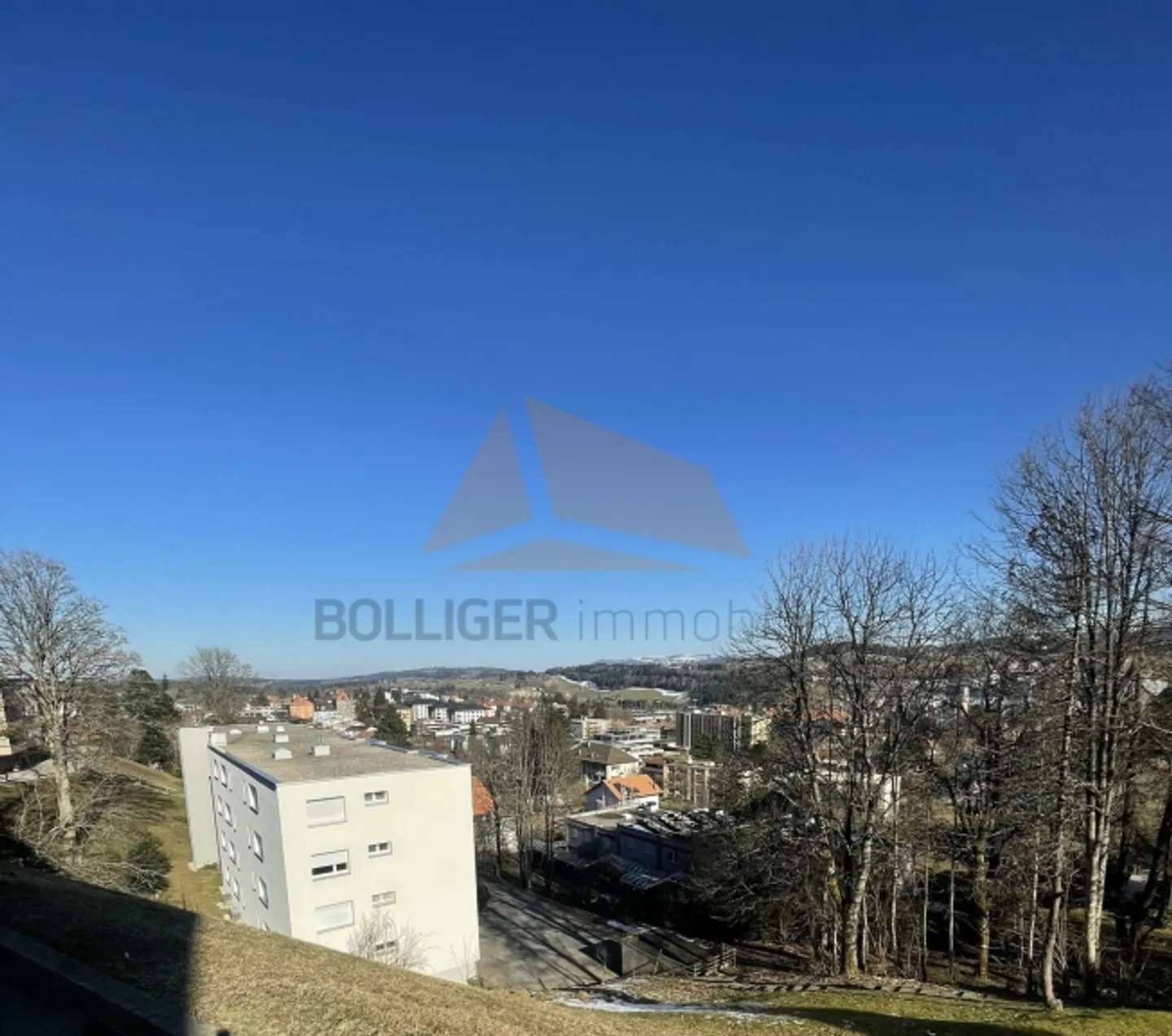 «A VENDRE
APPARTEMENT DE 4.5 PIÈCES EN PPE
ET GARAGE» - Photo 1 sur 9